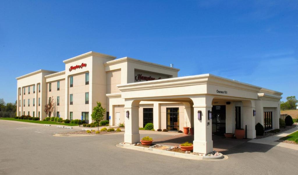 Hampton Inn Tomah - main image