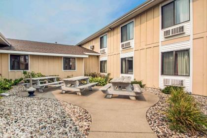 Econo Lodge Tomah - image 11