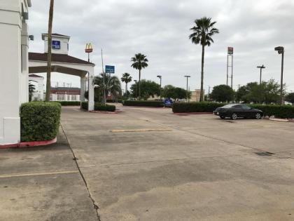 Express Inn Tomball - image 15