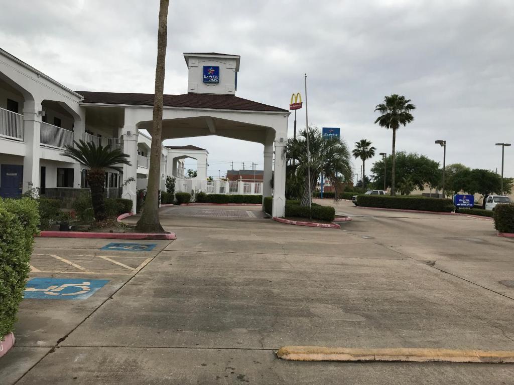 Express Inn Tomball - image 7