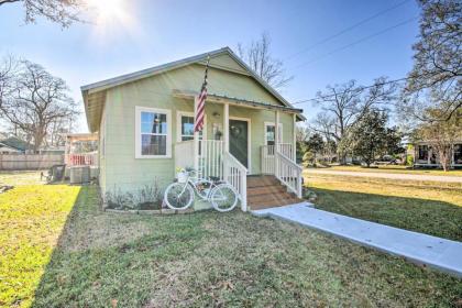 Charming Country Cottage Walk to Main Street! - image 2