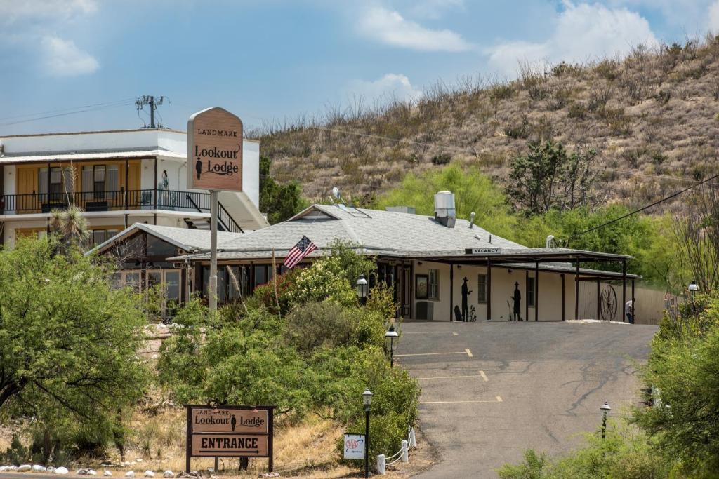 Landmark Lookout Lodge - main image