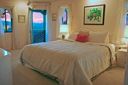 Topanga Canyon Inn Bed and Breakfast - image 11