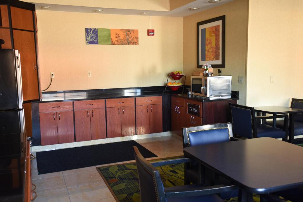 Fairfield Inn Topeka - image 7