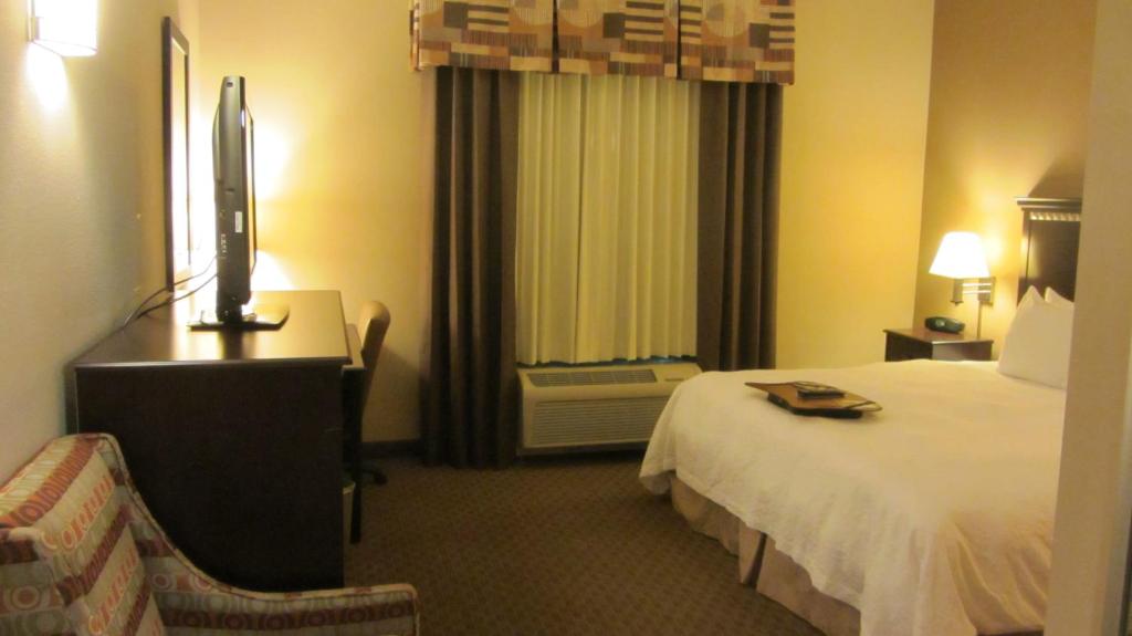 Hampton Inn Topeka - image 5