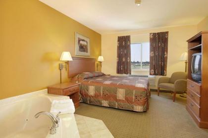 Super 8 by Wyndham Topeka at Forbes Landing - image 9