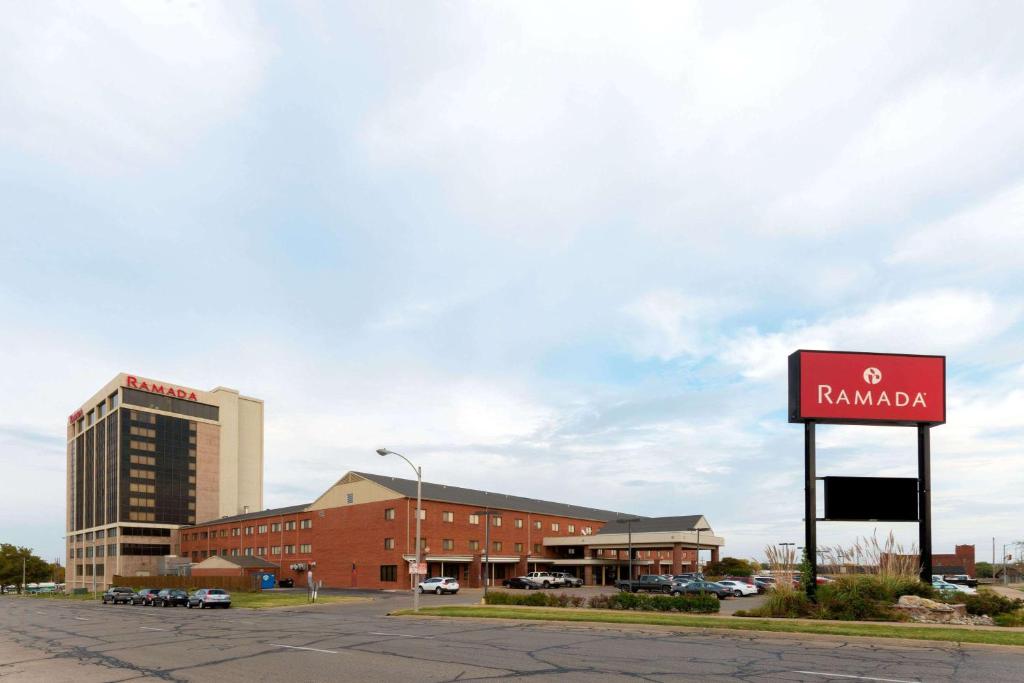 Ramada by Wyndham Topeka Downtown Hotel & Convention Center - main image