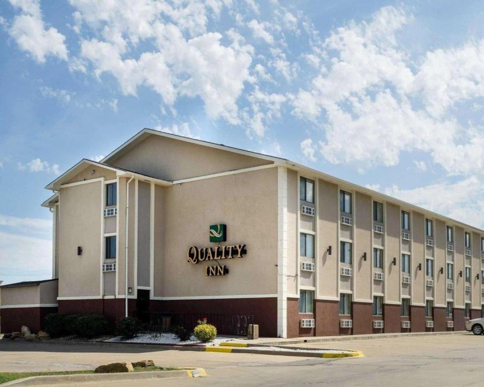 Quality Inn I-70 at Wanamaker - main image