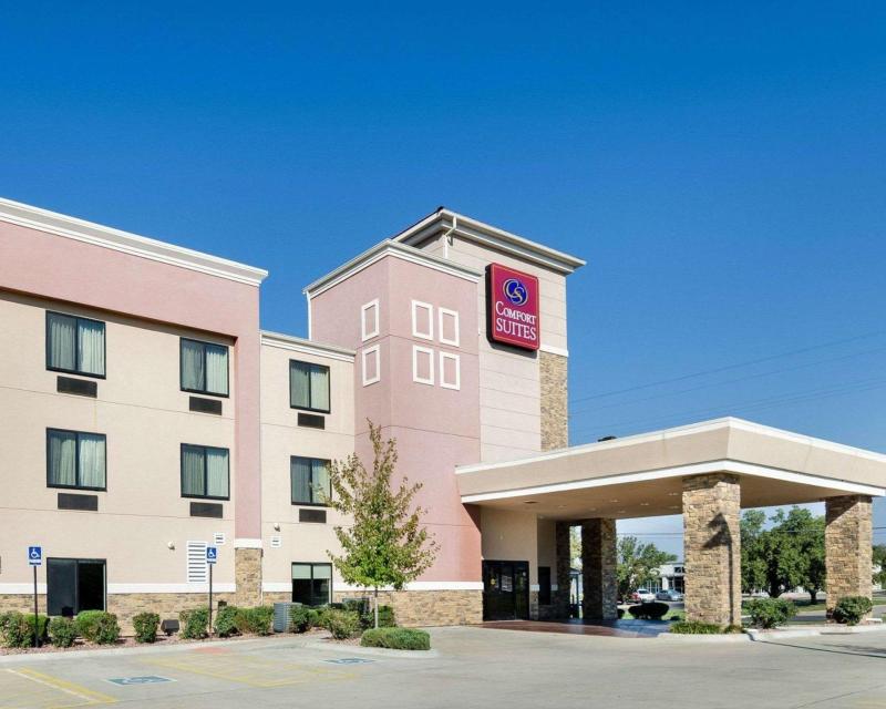 Comfort Suites Topeka - main image