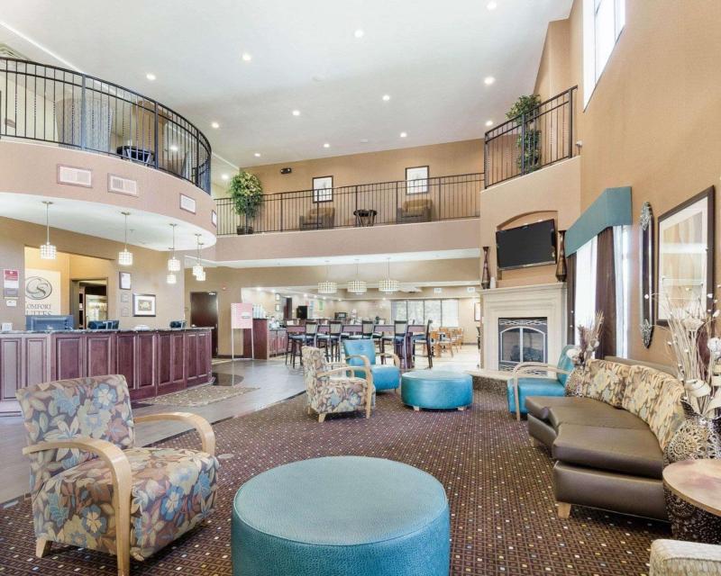 Comfort Suites Topeka - image 5