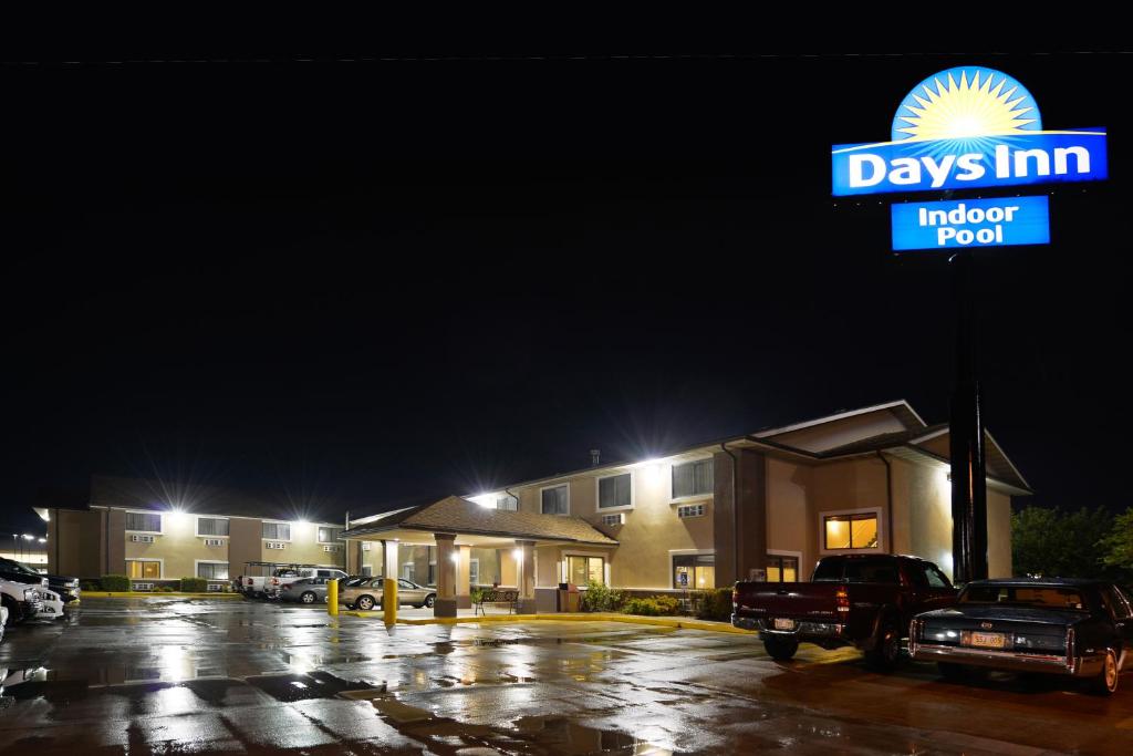 Days Inn by Wyndham Topeka - image 7