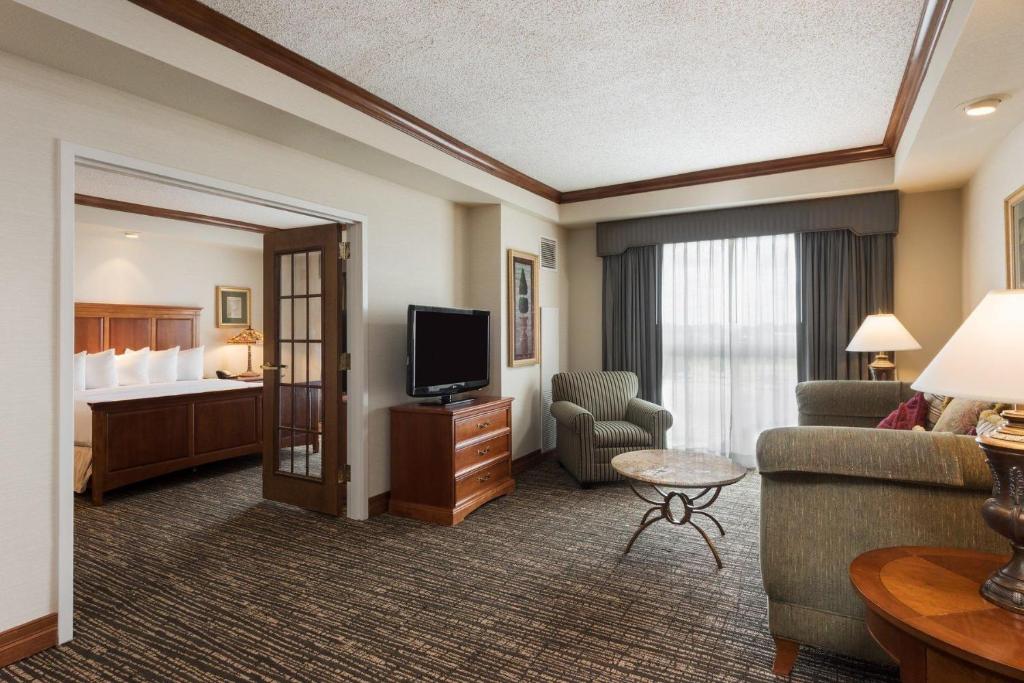 Hotel Topeka at City Center - image 3