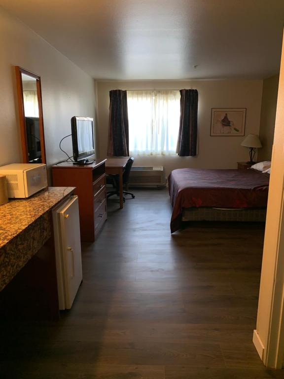 Econo Lodge - image 2