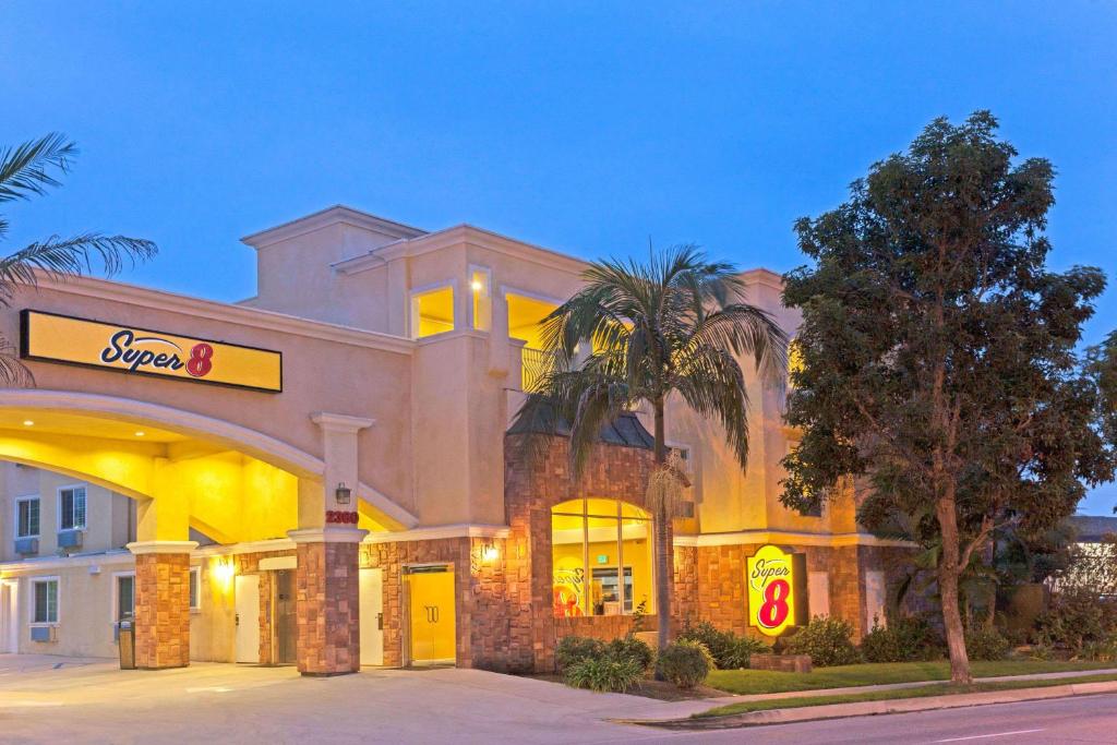 Super 8 by Wyndham Torrance LAX Airport Area - image 3