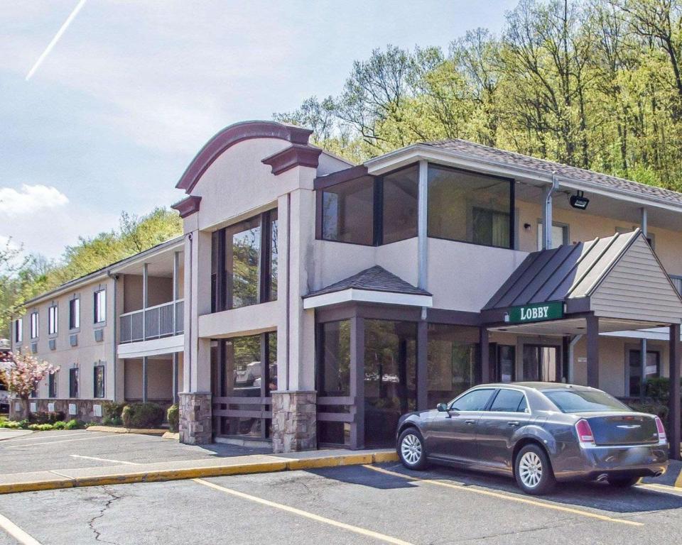 Americas Best Value Inn Torrington CT - main image