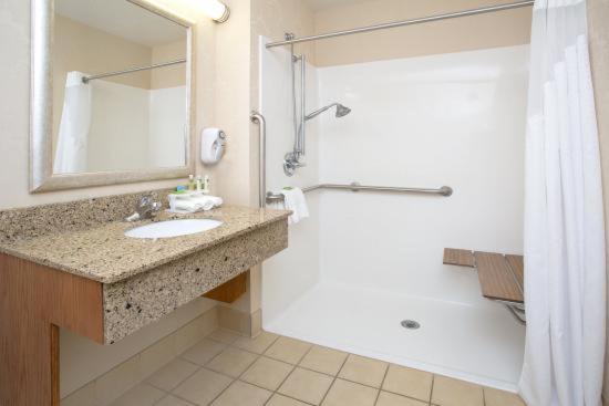 Holiday Inn Express Hotel & Suites Torrington an IHG Hotel - image 6