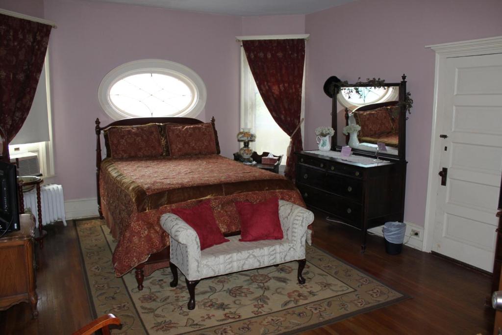 Victorian Charm Inn - image 5