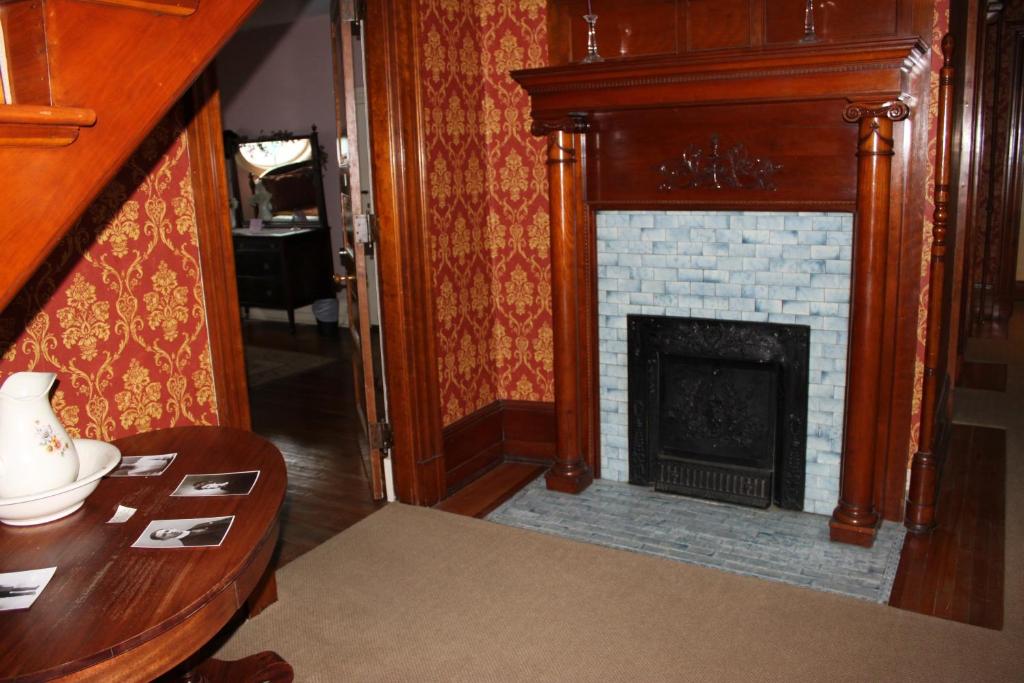 Victorian Charm Inn - image 6