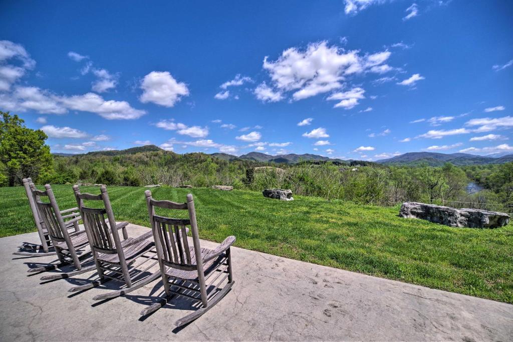 Townsend Condo with Pool and Great Smoky Mtn Views! - image 6