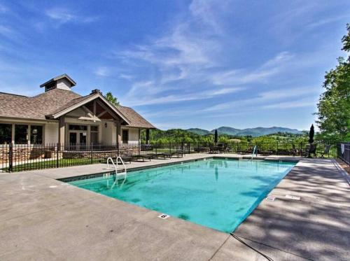 Modern Cades Cove Condo- Mountain Views Community Pool and Fire Pit Private Patio - main image