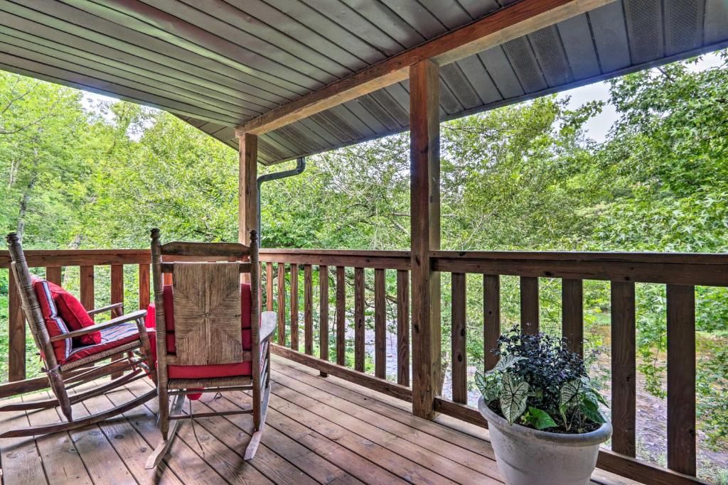 Riverfront Couples Retreat in the Smoky Mtns - main image