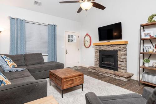 Elegant Cades Cove Condo with Community Pool - image 2