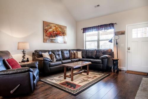 Cozy Cades Cove Condo with Community Pool - main image