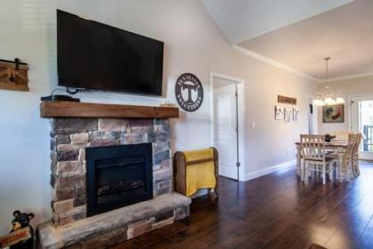 Cozy Cades Cove Condo with Community Pool - image 2