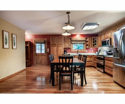 Lillypad Landing with hot tub pool table and fireplace - main image