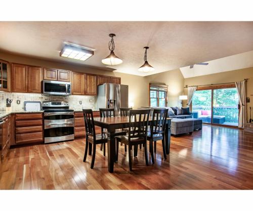 Lillypad Landing with hot tub pool table and fireplace - image 3