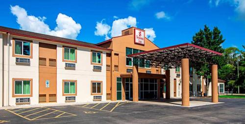 Seasons Inn Traverse City - main image