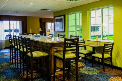 Holiday Inn Express Hotel & Suites Acme-Traverse City an IHG Hotel - image 2