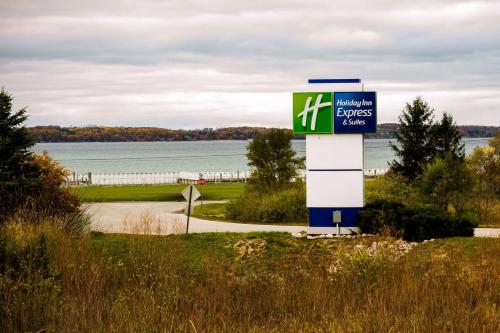 Holiday Inn Express Hotel & Suites Acme-Traverse City an IHG Hotel - image 3