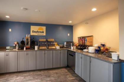 Days Inn & Suites by Wyndham Traverse City - image 1