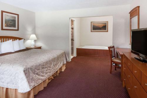 Howard Johnson by Wyndham Traverse City - image 2