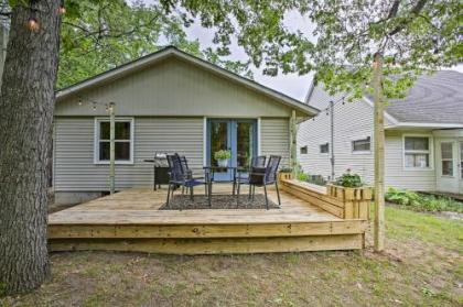 Charming Home with Deck 2 miles to Lake michigan Michigan