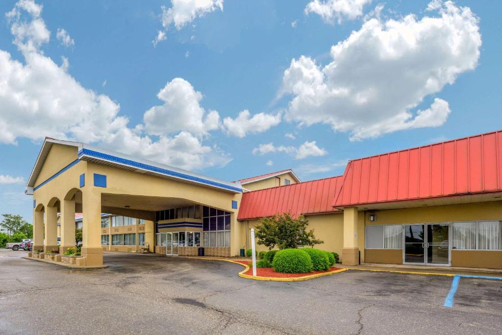 Econo Lodge Inn & Suites Triadelphia - main image