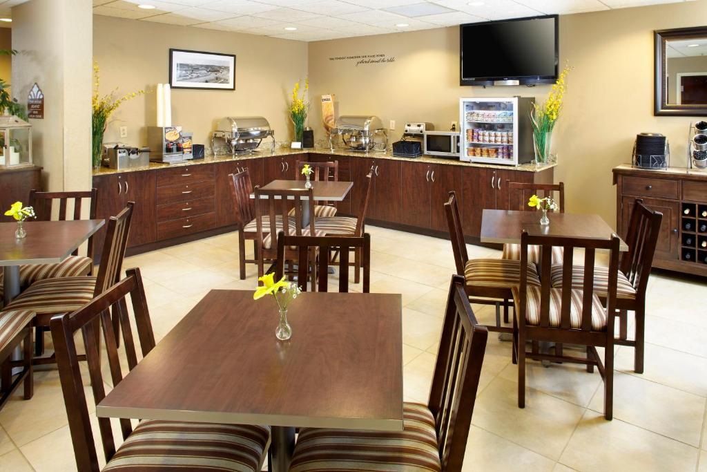 Microtel Inn & Suites by Wyndham Wheeling at The Highlands - image 5