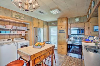 Cozy Trinidad Cabin On Cedar Creek Lake! - image 10