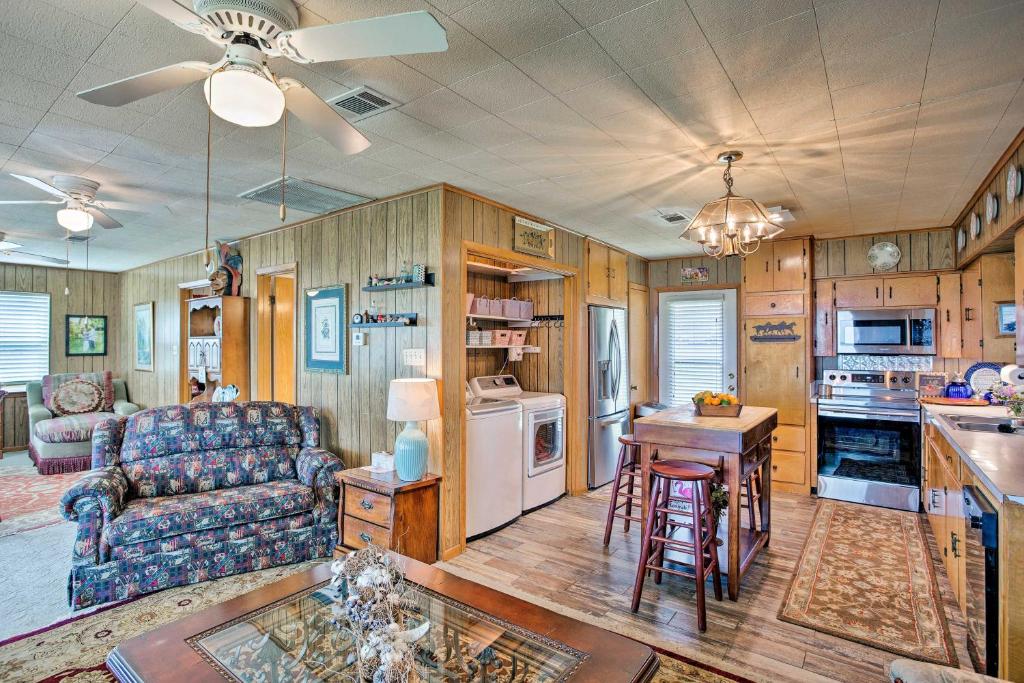 Cozy Trinidad Cabin On Cedar Creek Lake! - image 6