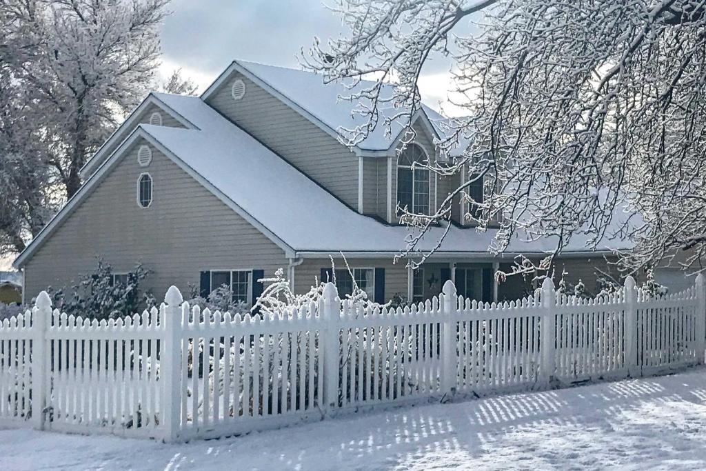 Private 2-Story Home 10 Miles to Bryce Canyon - main image