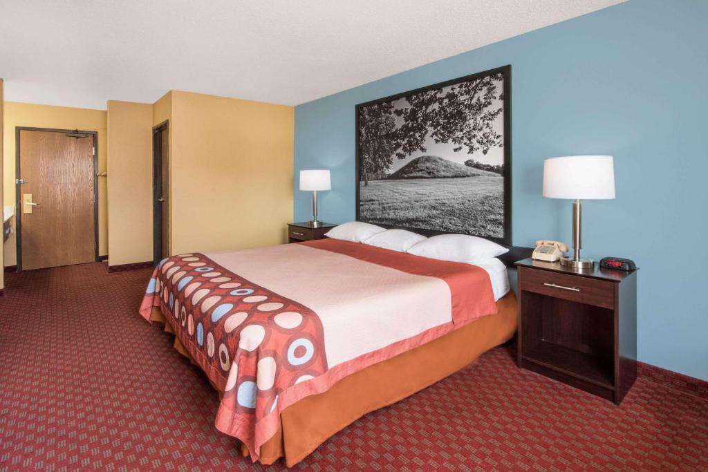 Super 8 by Wyndham Troy IL/St. Louis Area - image 2