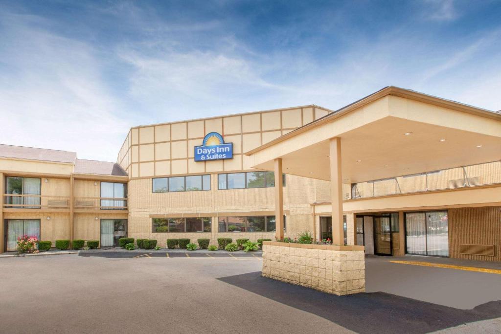 Days Inn & Suites by Wyndham Madison Heights MI - main image