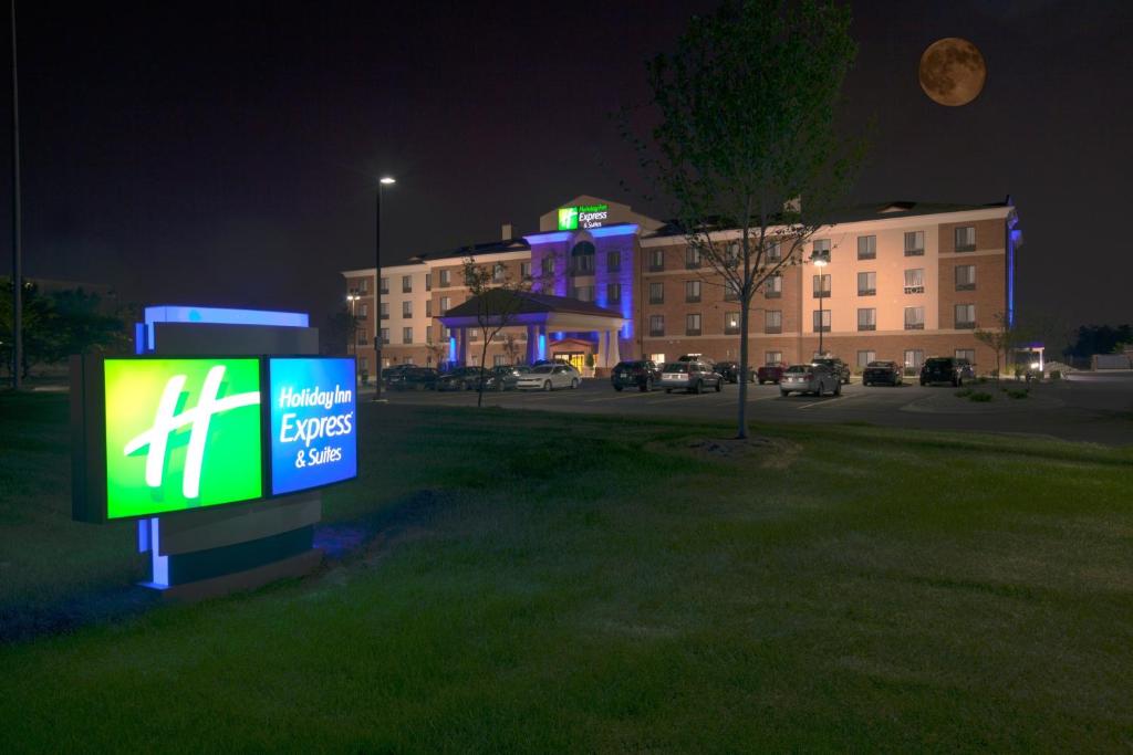 Holiday Inn Express and Suites Detroit North-Troy an IHG Hotel - main image