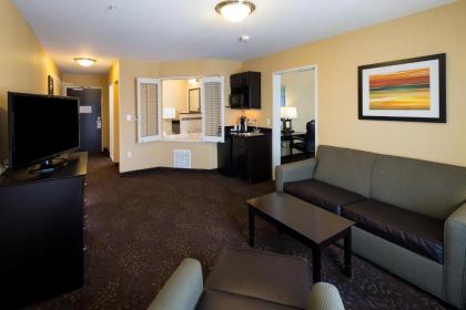 Holiday Inn Express and Suites Detroit North-Troy an IHG Hotel - image 11