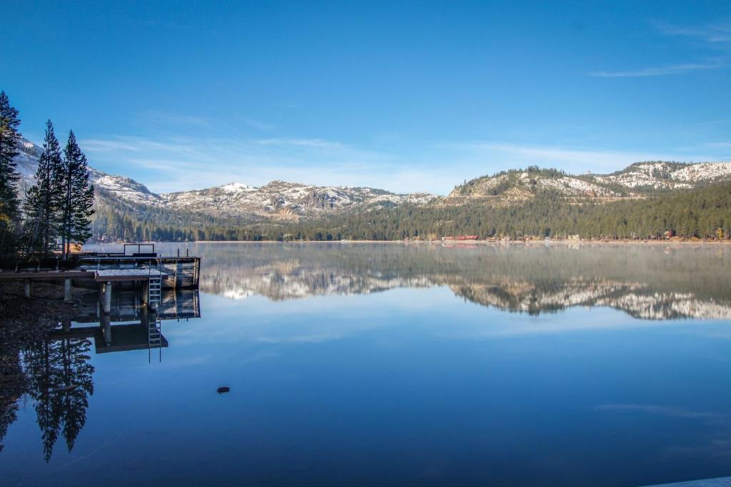 Donner Lakefront Retreat - image 2