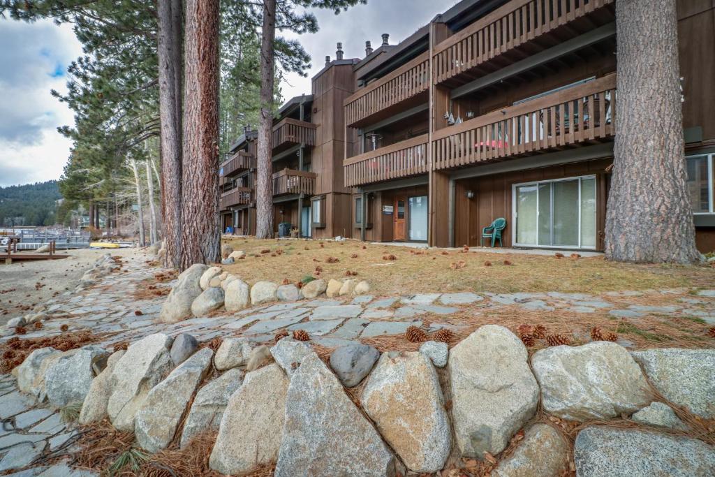 Donner Lake Retreat - image 2