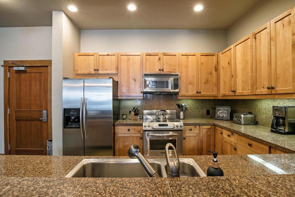 New Listing in the Heart of the Village at Northstar! Iron Horse South 106 - image 3