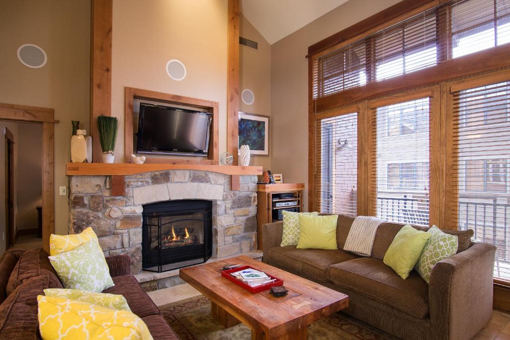 2 Bedrooms w/ Large Loft + 2.5 Baths - Sleeps 8. Free Grocery Delivery! - image 5