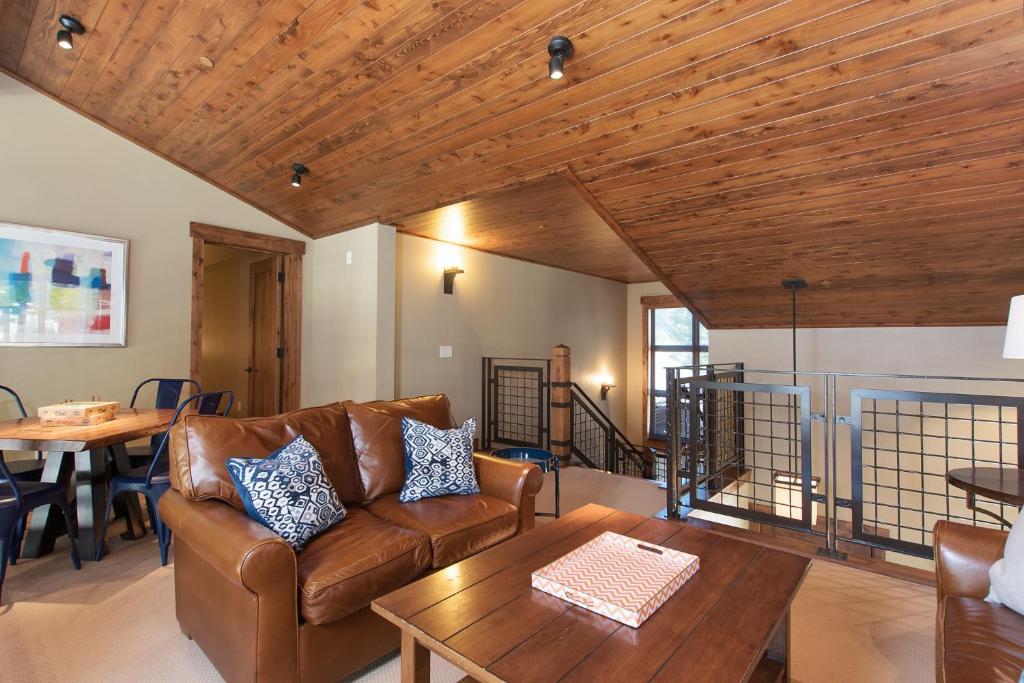 Luxury 4BD True Ski-In/Ski-Out Mid-Mountain Residence - Trailside Northstar - image 3